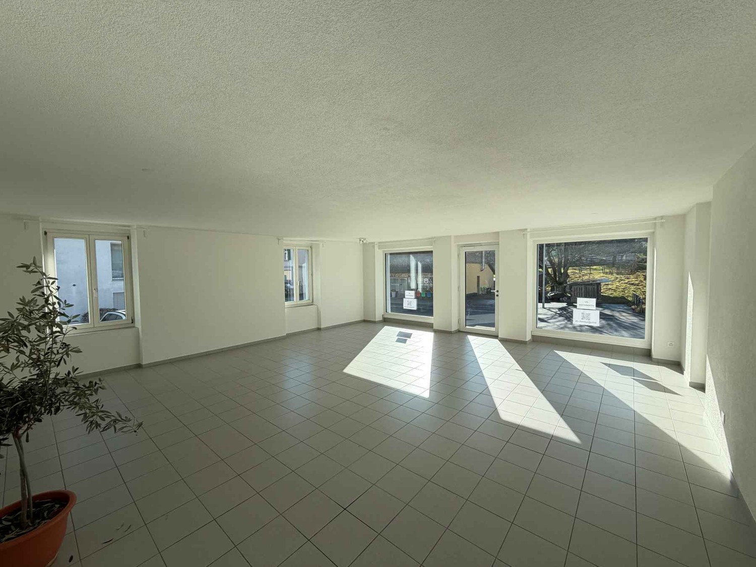 80m² commercial