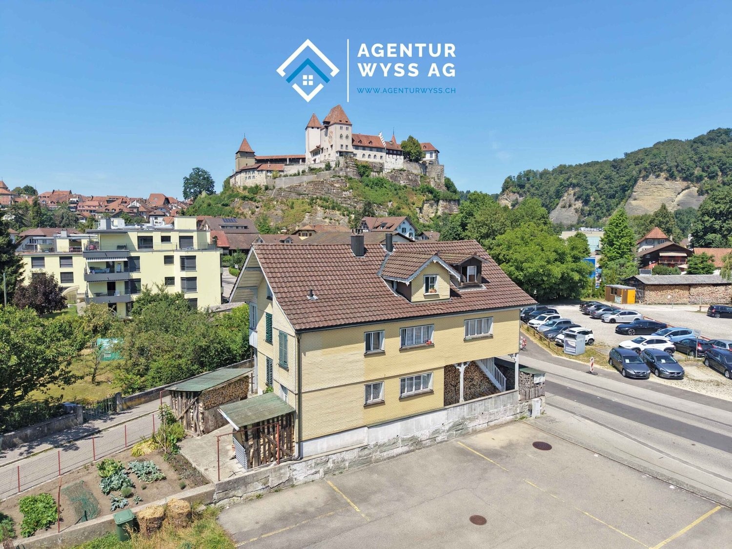 Casa multifamiliare con 10 ½ locali
