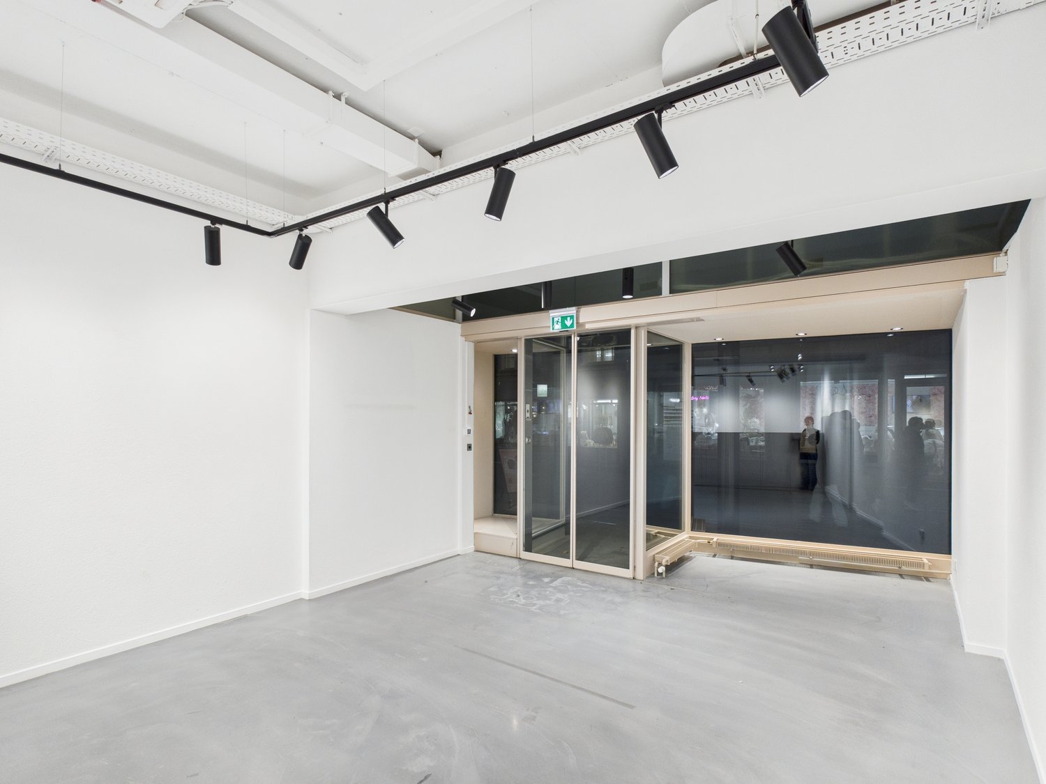 187m² shop