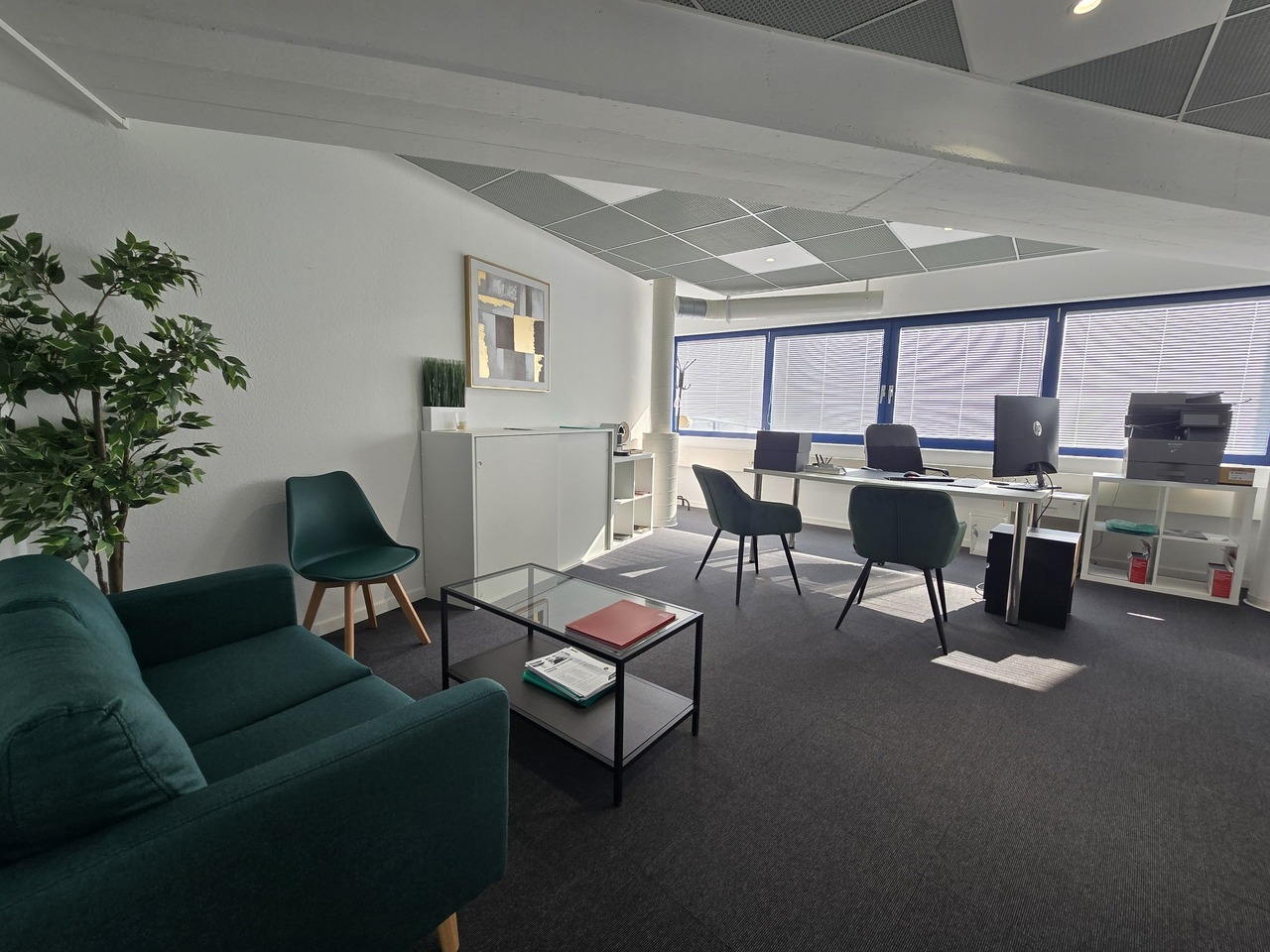 271m² office