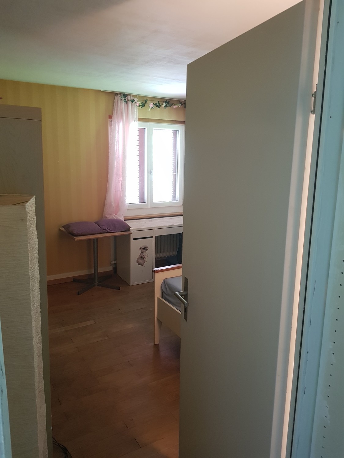 Belle chambre à louer dans une maison de 5 pièces avec jardin – uniquement pour les femmes
Une chambre est disponible dans notre bel appartement de 5 pièces. Nous recherchons une colocataire sympathique, fiable et ordonnée.
L'appartement dispose d'une cuisine entièrement équipée, d'une salle de bain