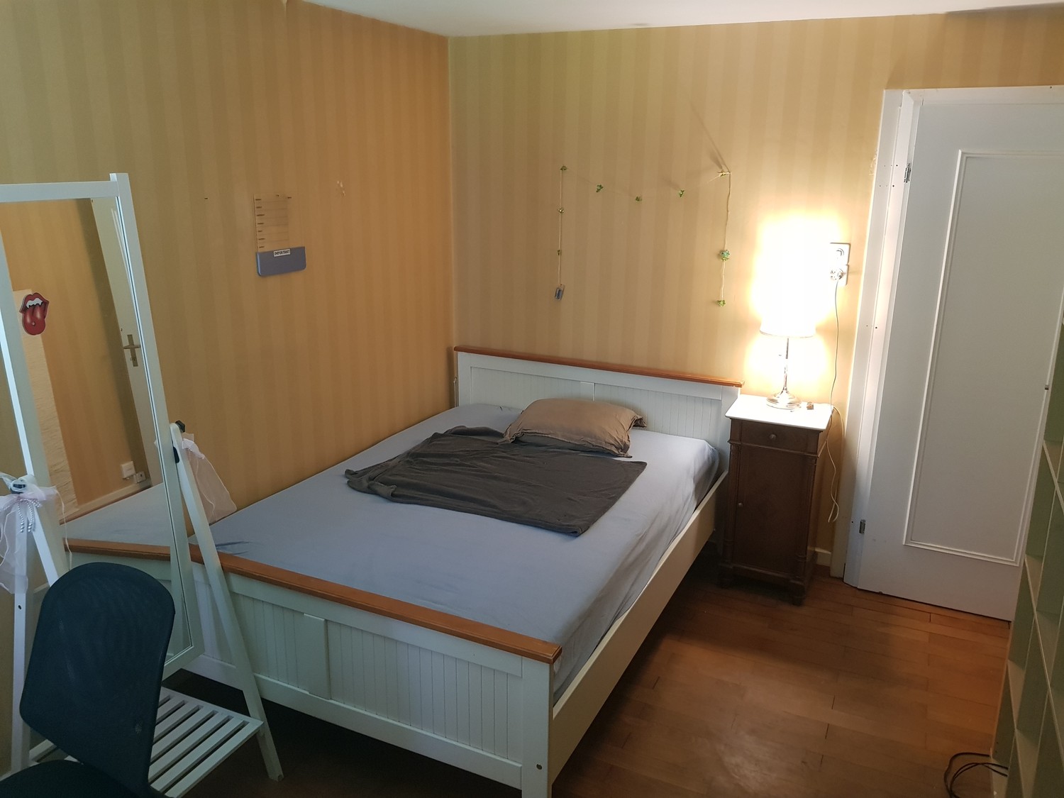 Belle chambre à louer dans une maison de 5 pièces avec jardin – uniquement pour les femmes
Une chambre est disponible dans notre bel appartement de 5 pièces. Nous recherchons une colocataire sympathique, fiable et ordonnée.
L'appartement dispose d'une cuisine entièrement équipée, d'une salle de bain