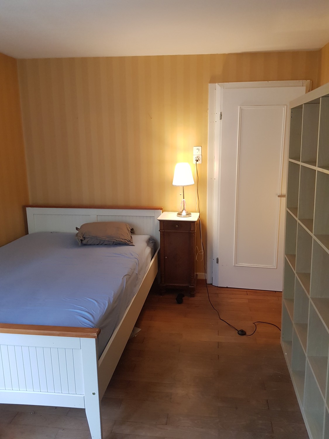 Belle chambre à louer dans une maison de 5 pièces avec jardin – uniquement pour les femmes
Une chambre est disponible dans notre bel appartement de 5 pièces. Nous recherchons une colocataire sympathique, fiable et ordonnée.
L'appartement dispose d'une cuisine entièrement équipée, d'une salle de bain