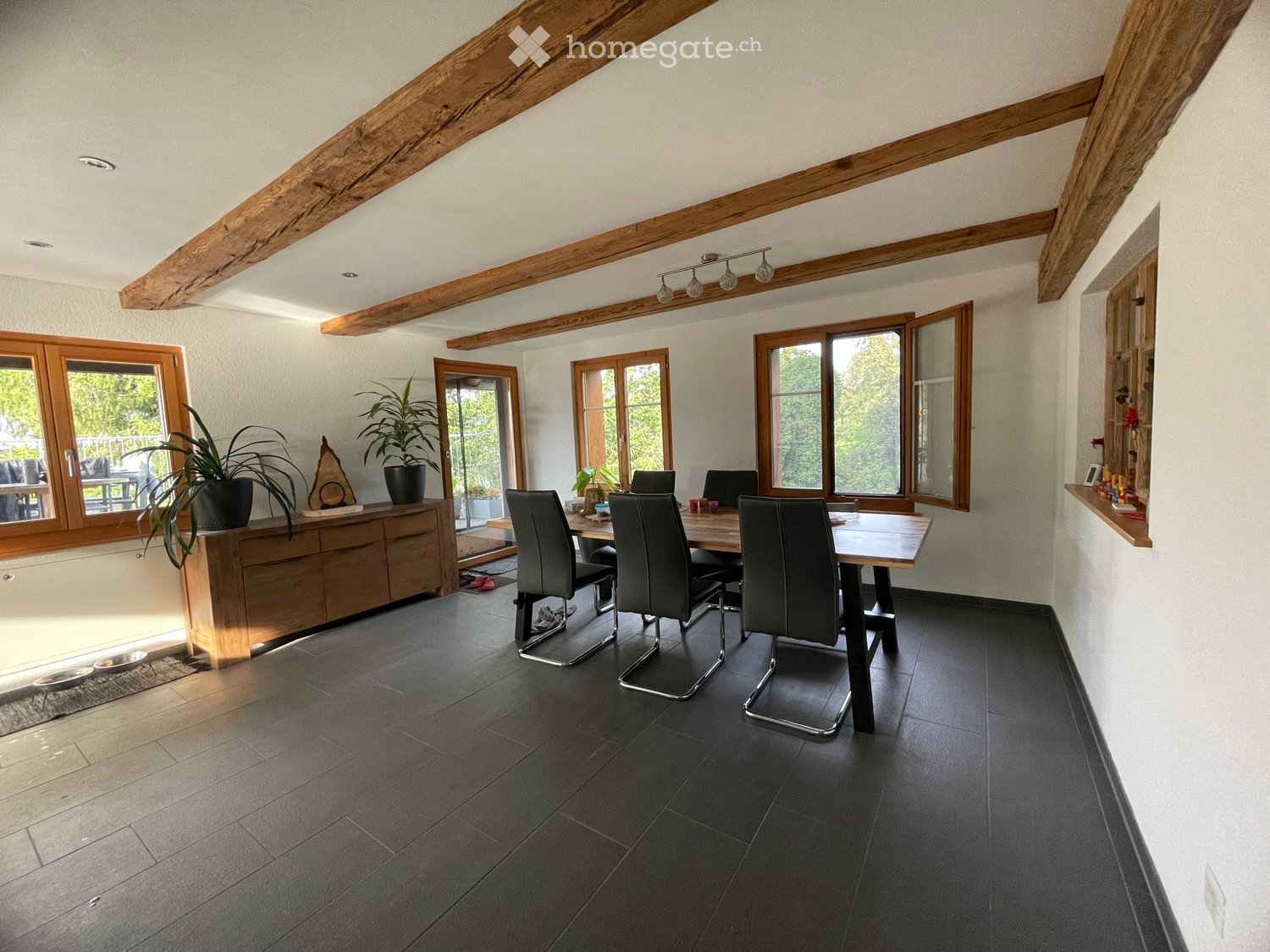 5 rooms apartment