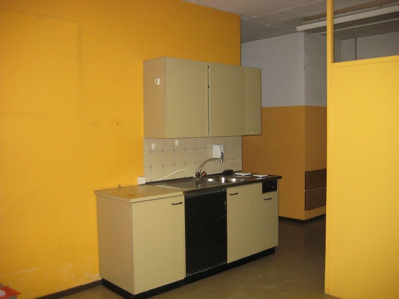 287m² shop