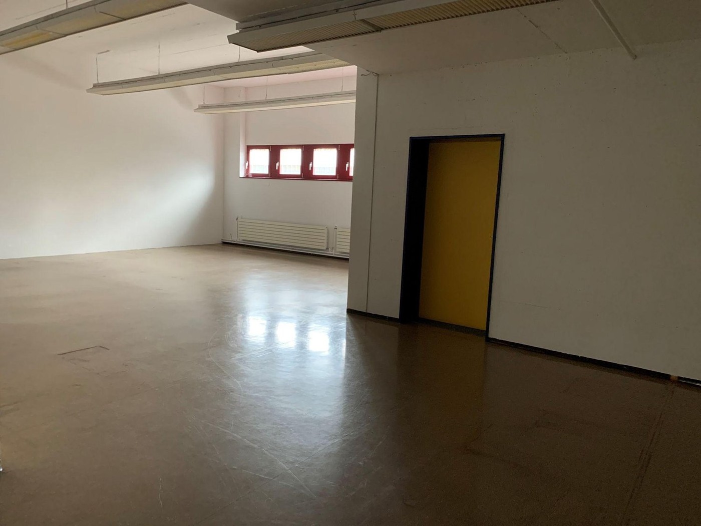 287m² shop