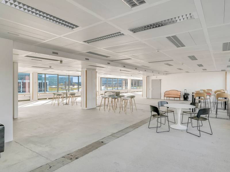 185m² office