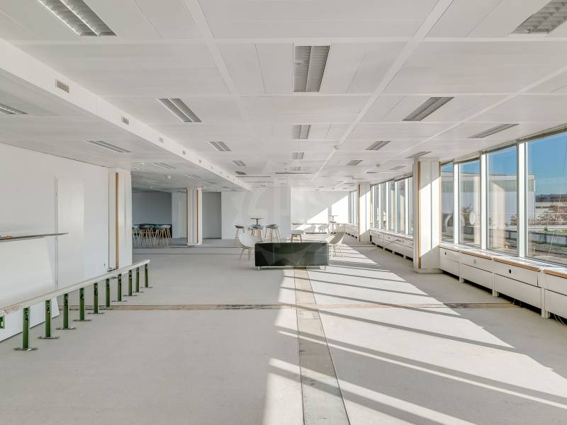 185m² office
