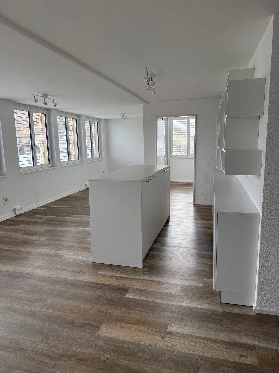 75m² commercial