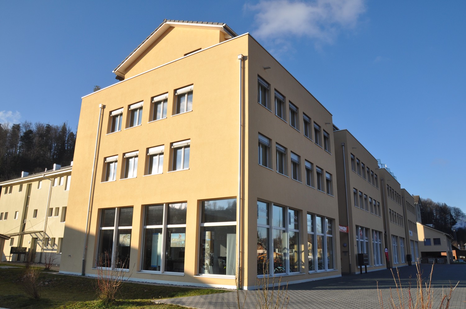 75m² commercial