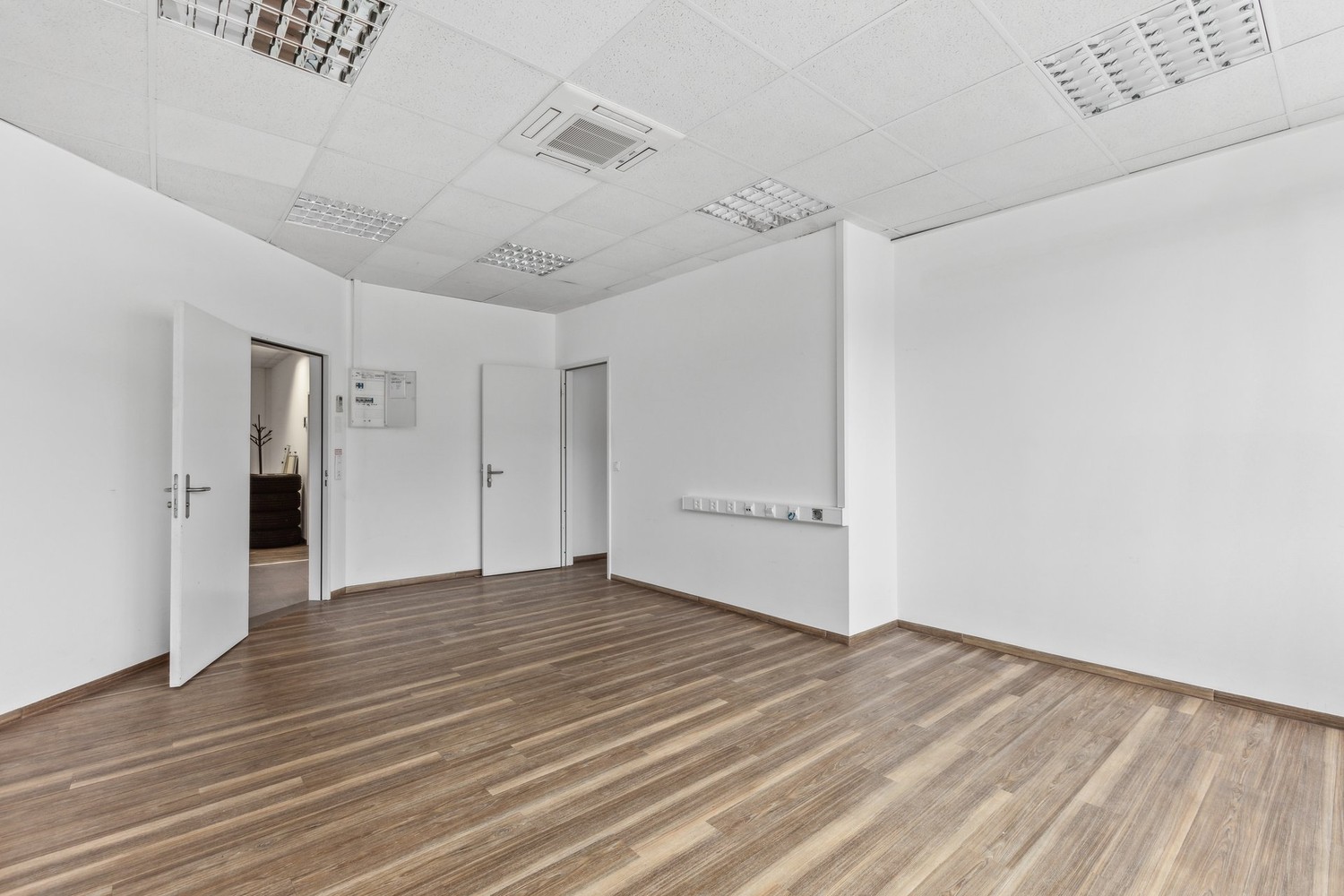 345m² office