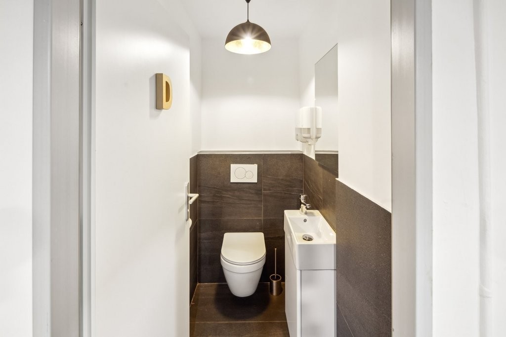 75m² shop