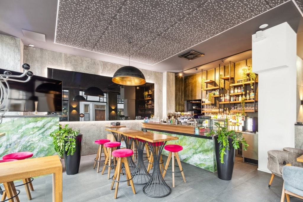 75m² shop