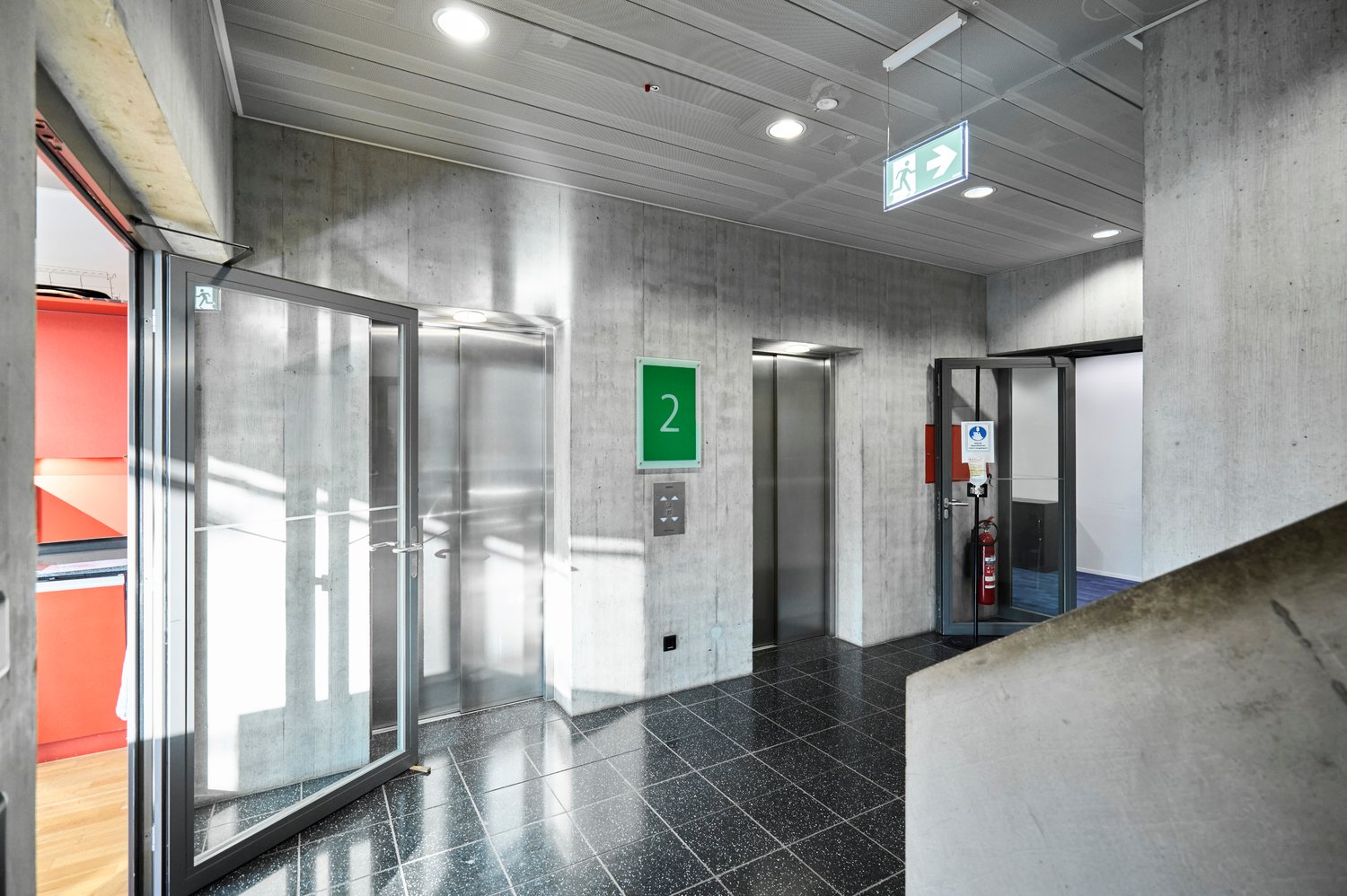 828m² office