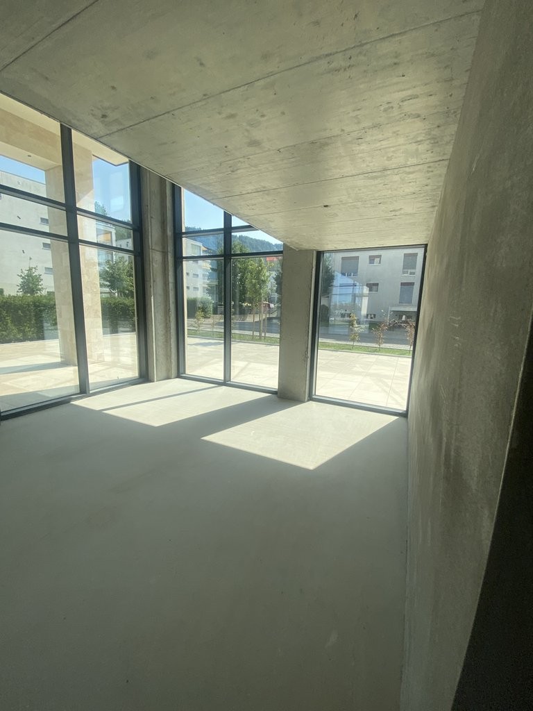 171m² commercial