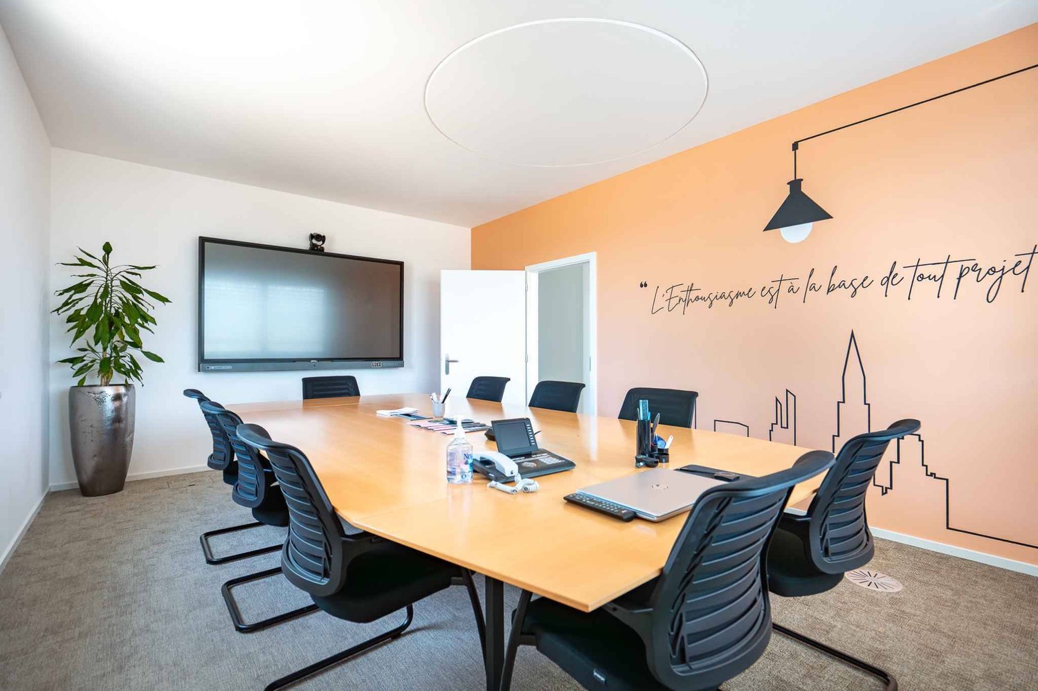 270m² office