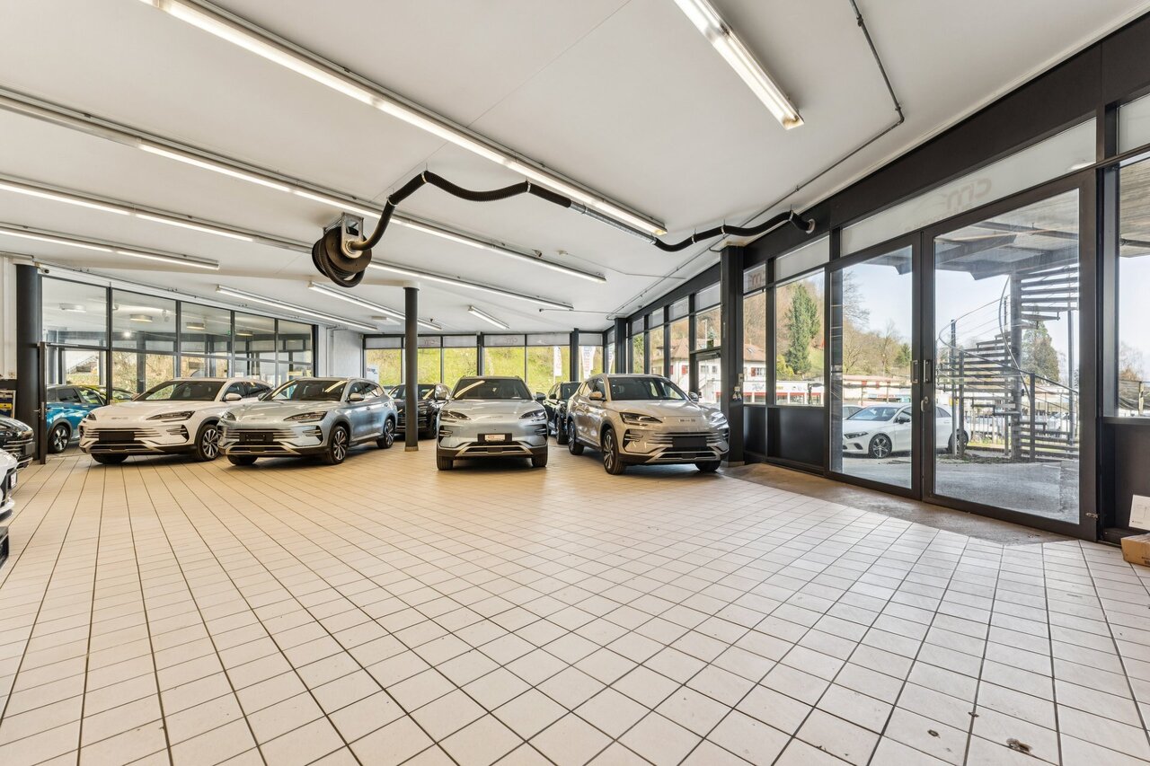 1330m² shop