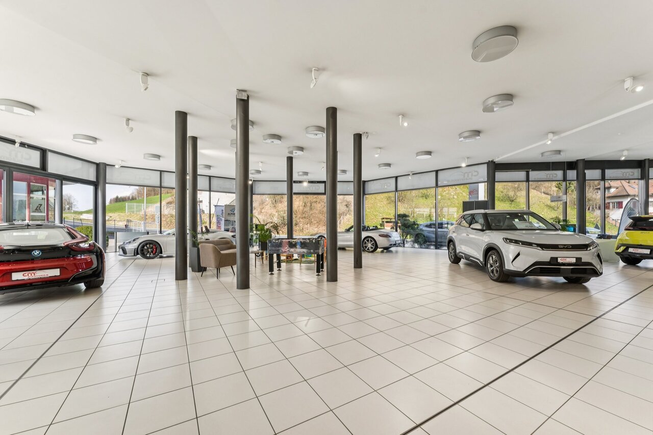 1330m² shop