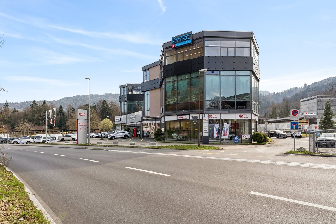 1330m² shop