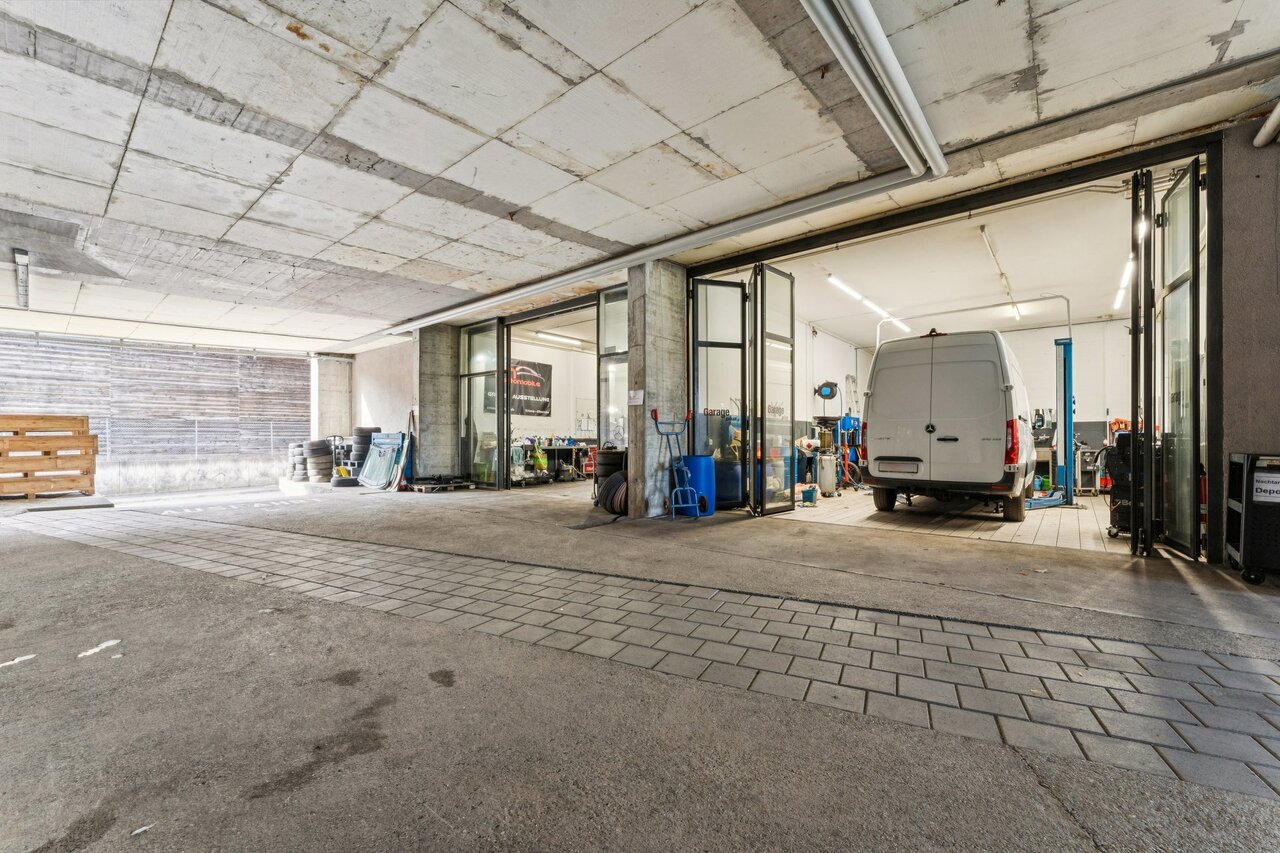 1330m² shop