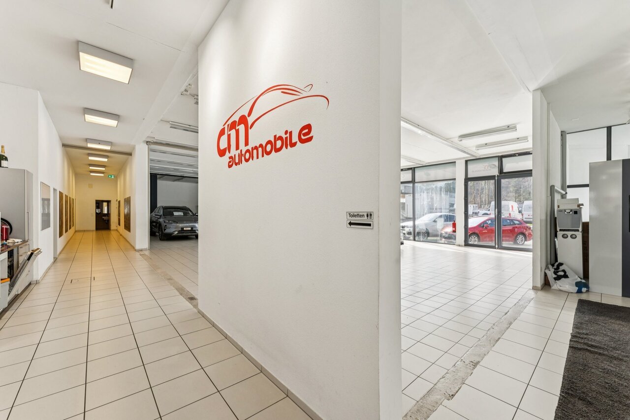 1330m² shop