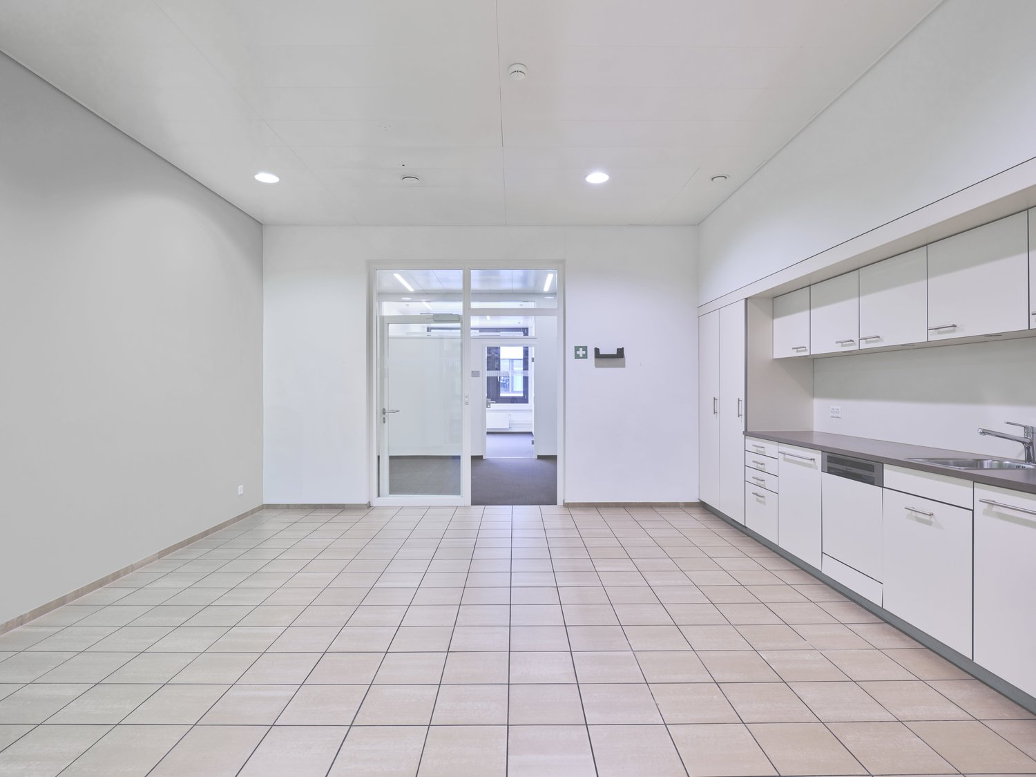 650m² office