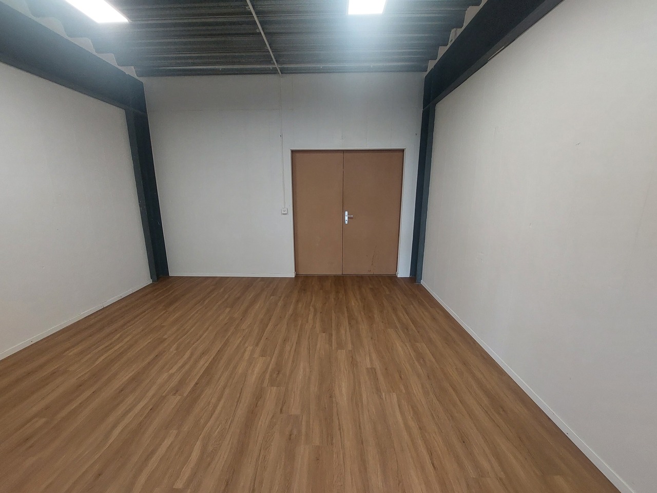 79m² Atelier","description":"79m2 Fläche, super Lage in Lonay, in der Nähe von Lausanne und dem Seeufer.   
  
In der Nähe des Bahnhofs Lonay-Préverenges, die Räumlichkeiten sind leicht zugänglich. **  
  
** **Ausstattung**   
\- Nutzung: Büro/Gewerberäumlichkeit/Atelier   
\- Fläche: 79m2 (eine Fl