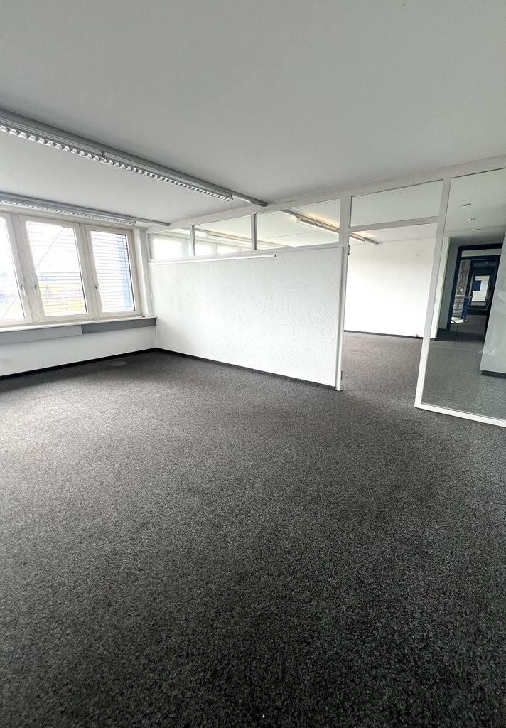 79m² commercial

description":"Immédiatement ou à convenir, nous louons des locaux de bureaux entre **59 m2 - 79 m2** de surface utile (bureau/cabinet).


Lage: L'immeuble de bureaux se situe à Dottikon au 2ème étage.


Innenausbau: Les bureaux sont aménagés et peuvent également être subdivisés. Des
