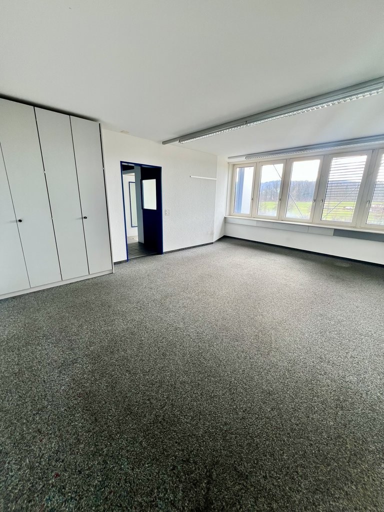 79m² commercial

description":"Immédiatement ou à convenir, nous louons des locaux de bureaux entre **59 m2 - 79 m2** de surface utile (bureau/cabinet).


Lage: L'immeuble de bureaux se situe à Dottikon au 2ème étage.


Innenausbau: Les bureaux sont aménagés et peuvent également être subdivisés. Des