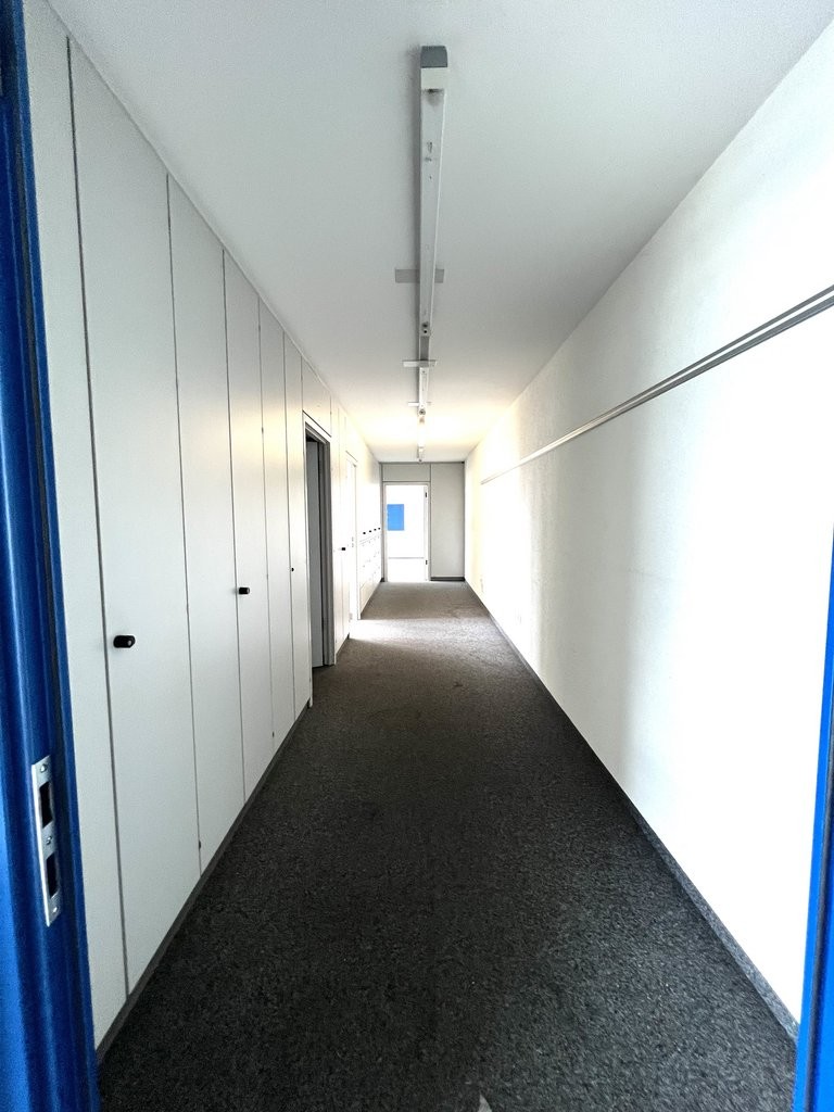 79m² commercial

description":"Immédiatement ou à convenir, nous louons des locaux de bureaux entre **59 m2 - 79 m2** de surface utile (bureau/cabinet).


Lage: L'immeuble de bureaux se situe à Dottikon au 2ème étage.


Innenausbau: Les bureaux sont aménagés et peuvent également être subdivisés. Des