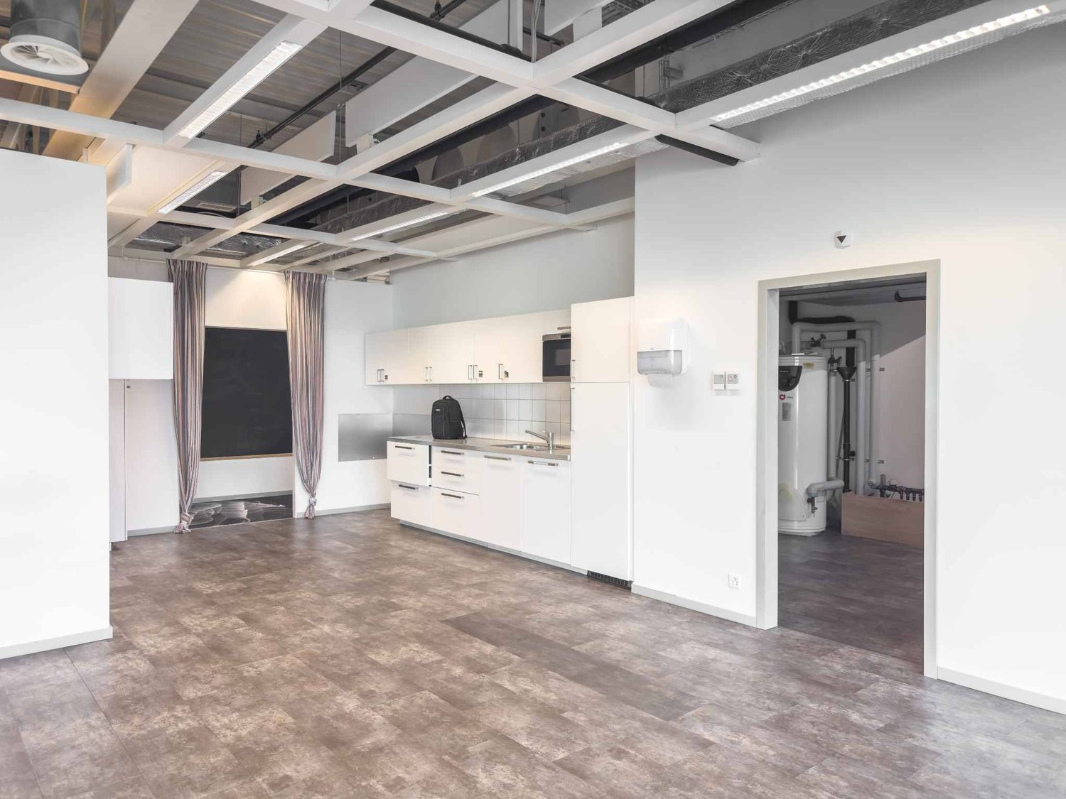 903m² office