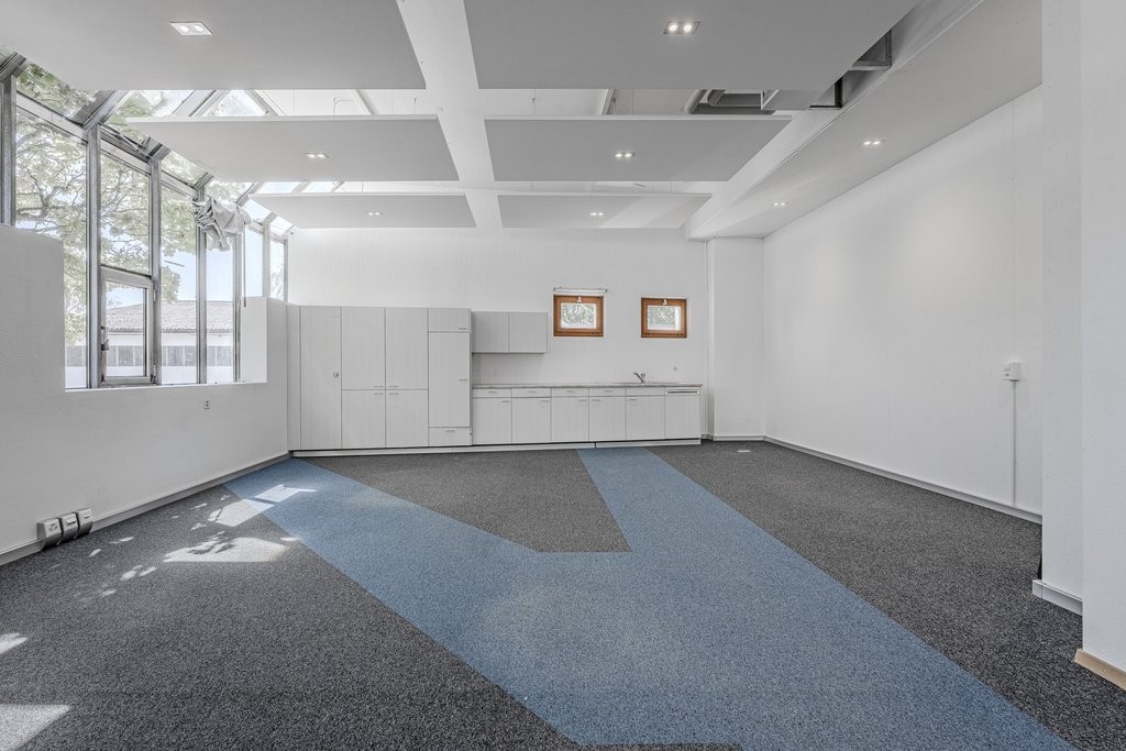 423m² office