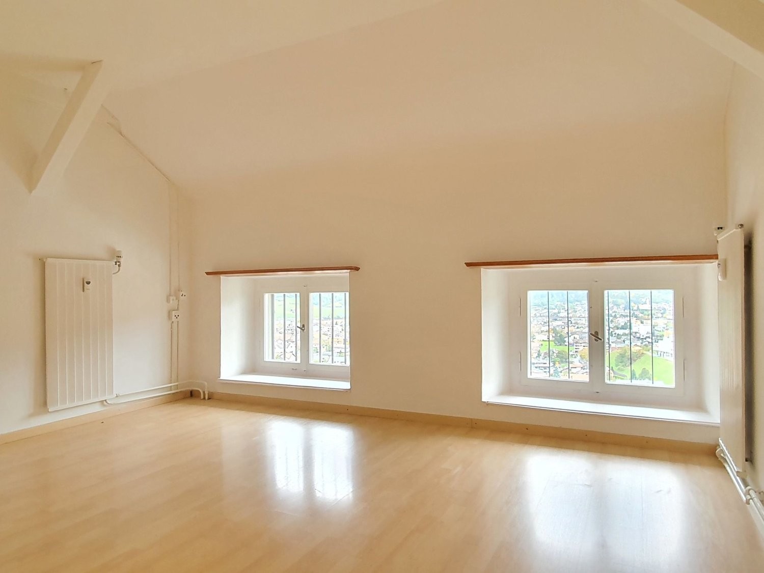 3 locali mansarda

leggermente sopra Mels affittiamo un incantevole appartamento di 3.0 locali all'ultimo piano (con pendenze del tetto limitate). L'appartamento si trova in un edificio antico ma molto curato con appartamenti ben conservati e colpisce per il suo rapporto qualità-prezzo.



  * 1 com