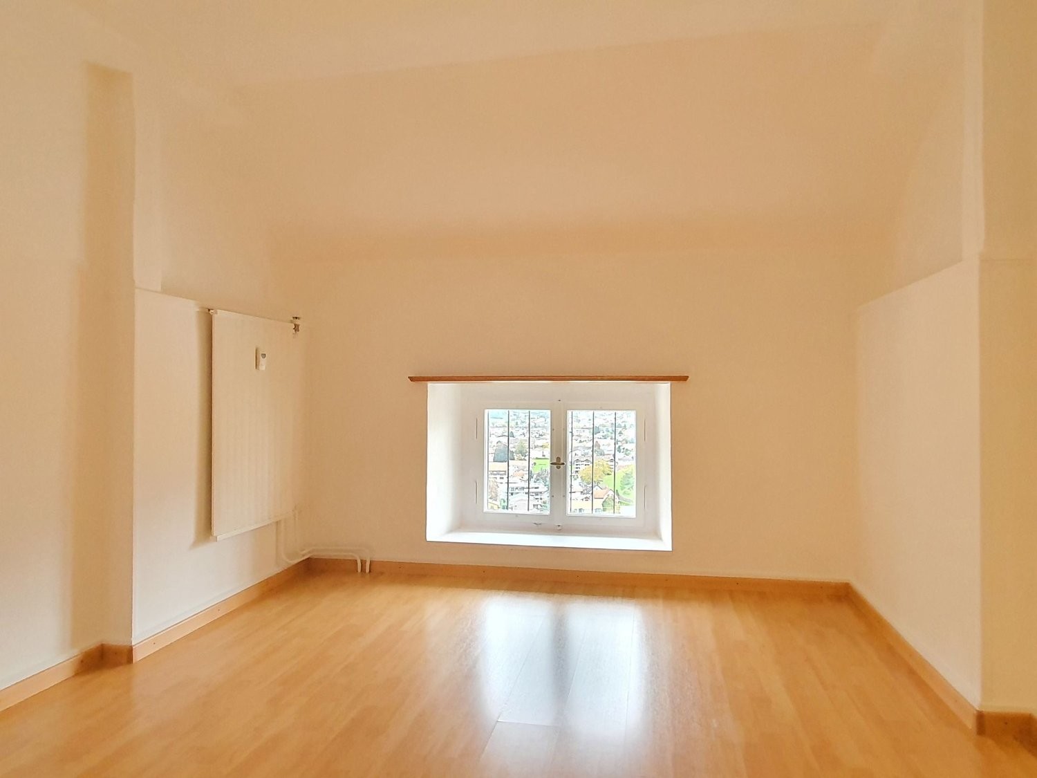 3 locali mansarda

leggermente sopra Mels affittiamo un incantevole appartamento di 3.0 locali all'ultimo piano (con pendenze del tetto limitate). L'appartamento si trova in un edificio antico ma molto curato con appartamenti ben conservati e colpisce per il suo rapporto qualità-prezzo.



  * 1 com