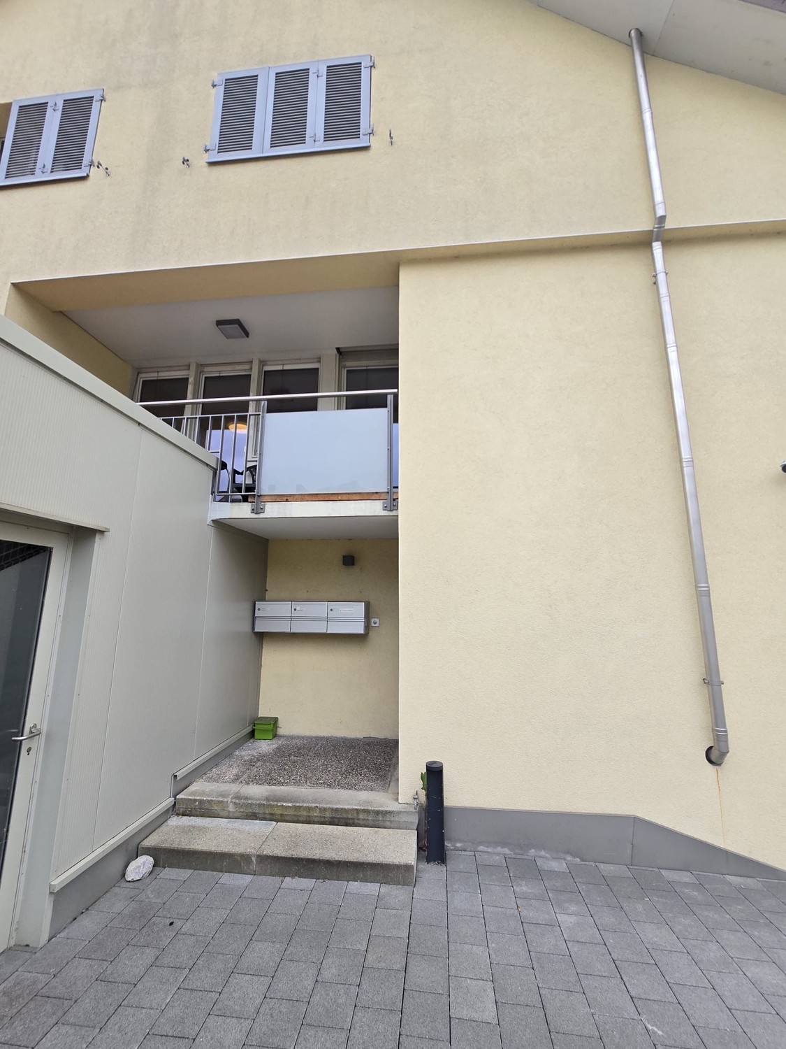 80m² office