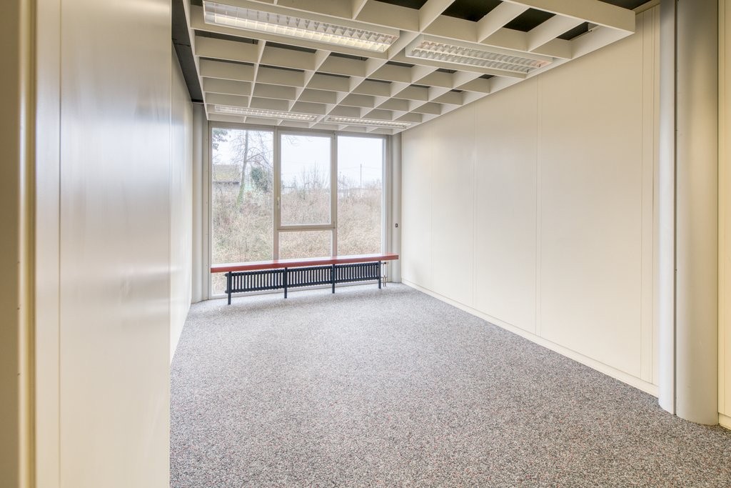 80m² commercial