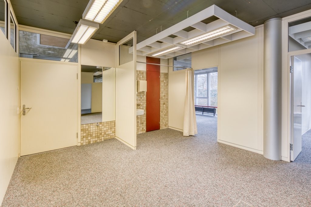 80m² commercial