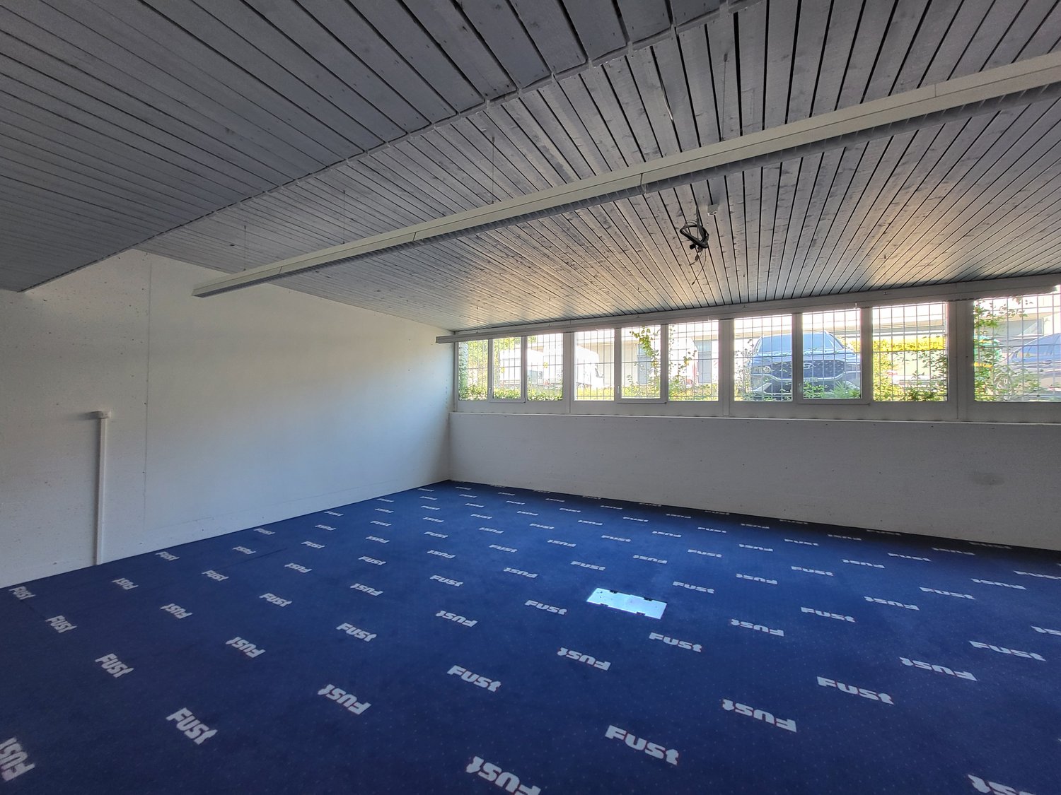 125m² storage room