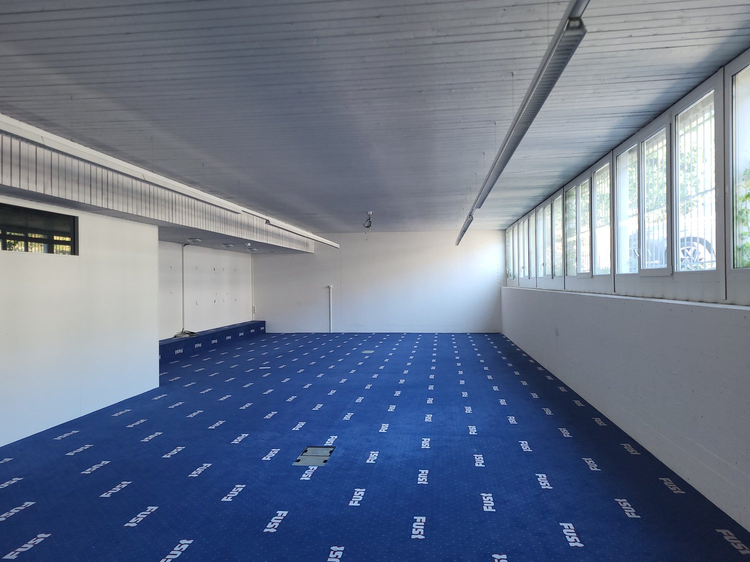 125m² storage room