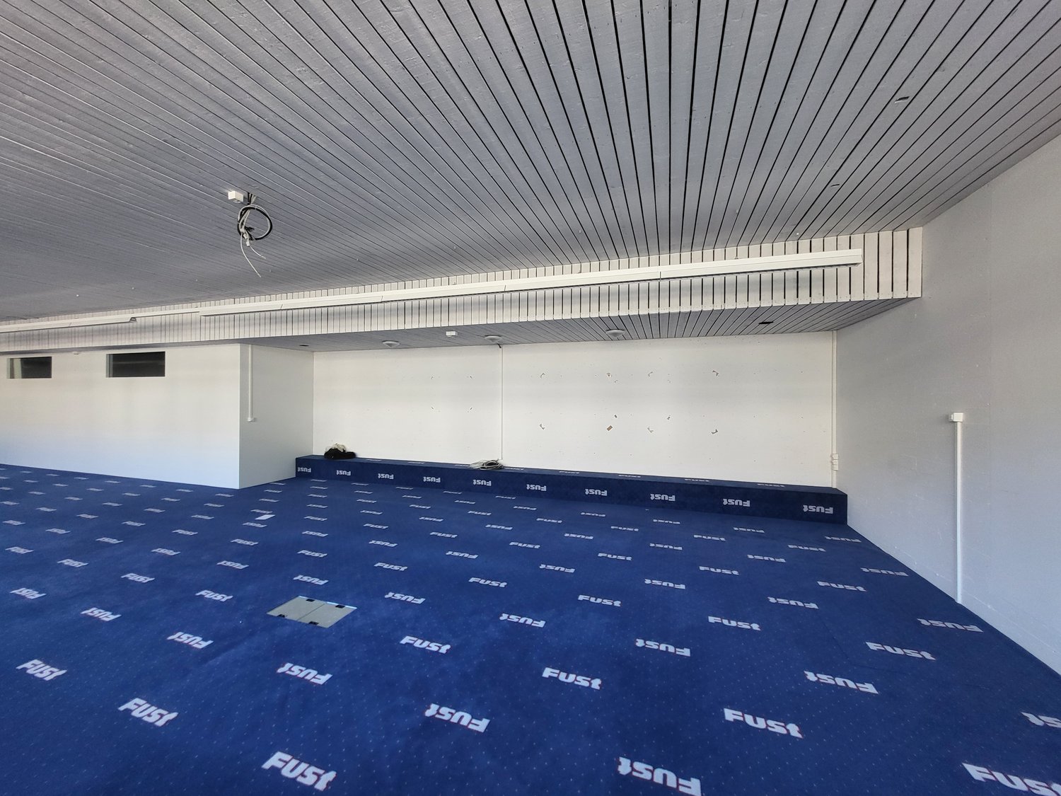 125m² storage room