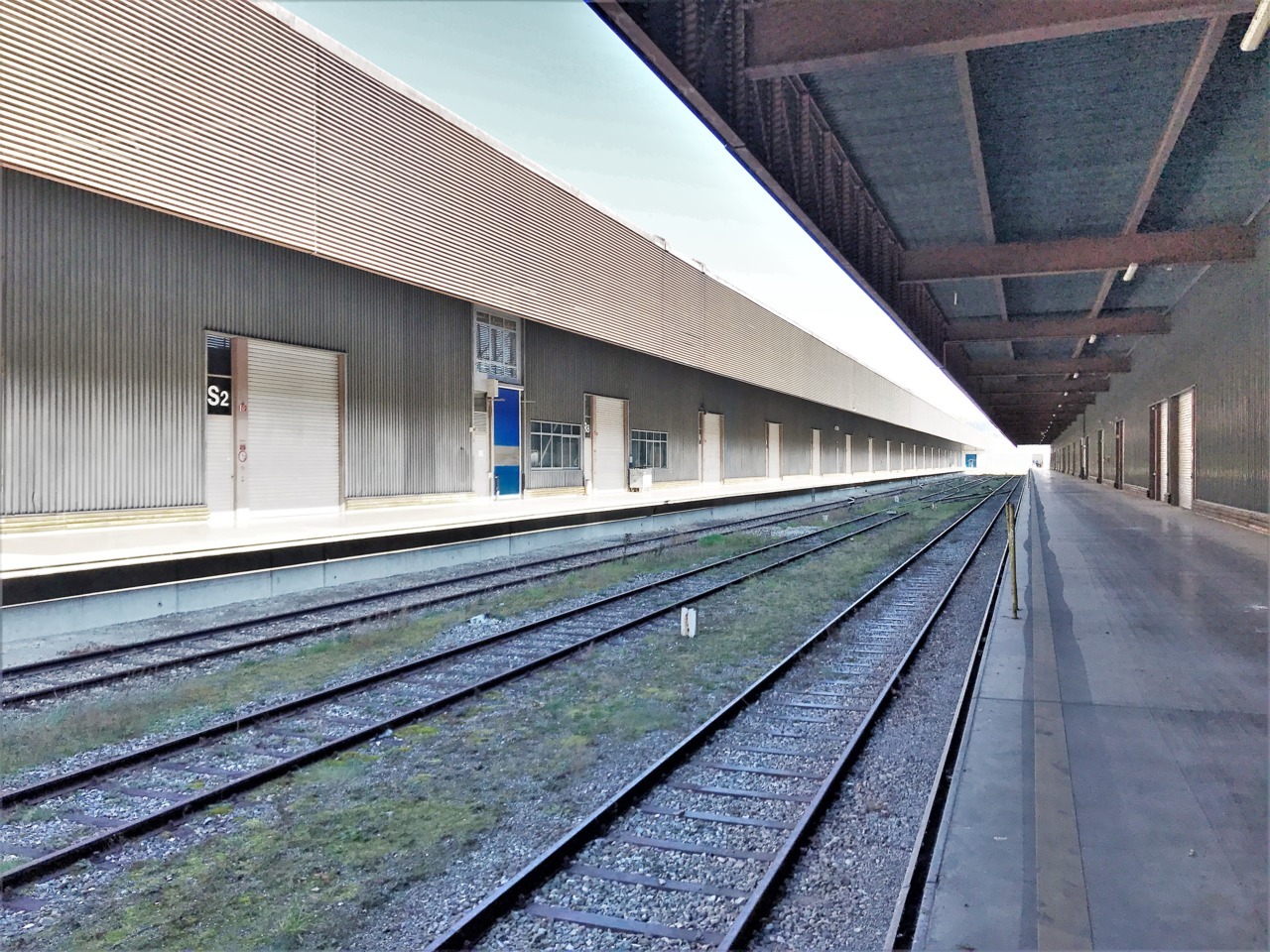 4530m² Industrieobjekt","description":"Gelegen in der **Industrie- und Gewerbezone von Onnens**, profitiert diese Logistikhalle von **4'530 m²** von einem **ausgezeichneten Zugang** für Lastwagen und Nutzfahrzeuge, nur **5 Minuten von der Autobahn entfernt**, und verfügt über einen **direkten Anschl
