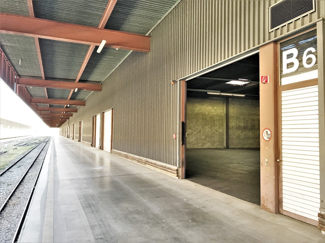 4530m² Industrieobjekt","description":"Gelegen in der **Industrie- und Gewerbezone von Onnens**, profitiert diese Logistikhalle von **4'530 m²** von einem **ausgezeichneten Zugang** für Lastwagen und Nutzfahrzeuge, nur **5 Minuten von der Autobahn entfernt**, und verfügt über einen **direkten Anschl
