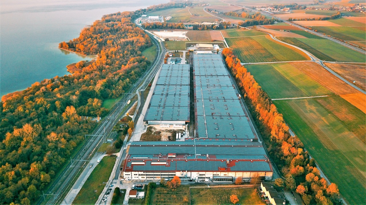 4530m² Industrieobjekt","description":"Gelegen in der **Industrie- und Gewerbezone von Onnens**, profitiert diese Logistikhalle von **4'530 m²** von einem **ausgezeichneten Zugang** für Lastwagen und Nutzfahrzeuge, nur **5 Minuten von der Autobahn entfernt**, und verfügt über einen **direkten Anschl