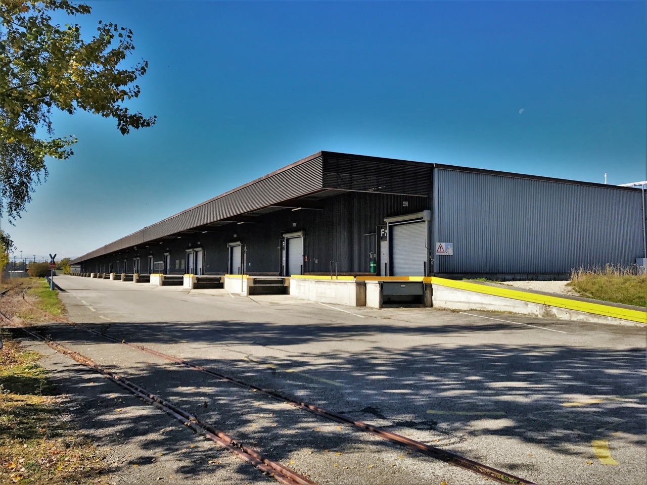 4530m² Industrieobjekt","description":"Gelegen in der **Industrie- und Gewerbezone von Onnens**, profitiert diese Logistikhalle von **4'530 m²** von einem **ausgezeichneten Zugang** für Lastwagen und Nutzfahrzeuge, nur **5 Minuten von der Autobahn entfernt**, und verfügt über einen **direkten Anschl