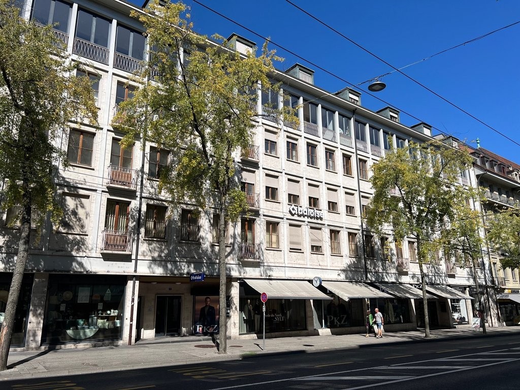 526m² office