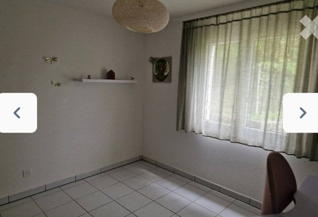 Appartamento di 3 locali
Cucina e sala aperte
2 camere da letto
1 bagno
1 locale lavatrice
Balcone
Ripostiglio
Posteggio

Riscaldamento e acqua calda compresi
A 10 minuti da Locarno

Libero dal 1 novembre