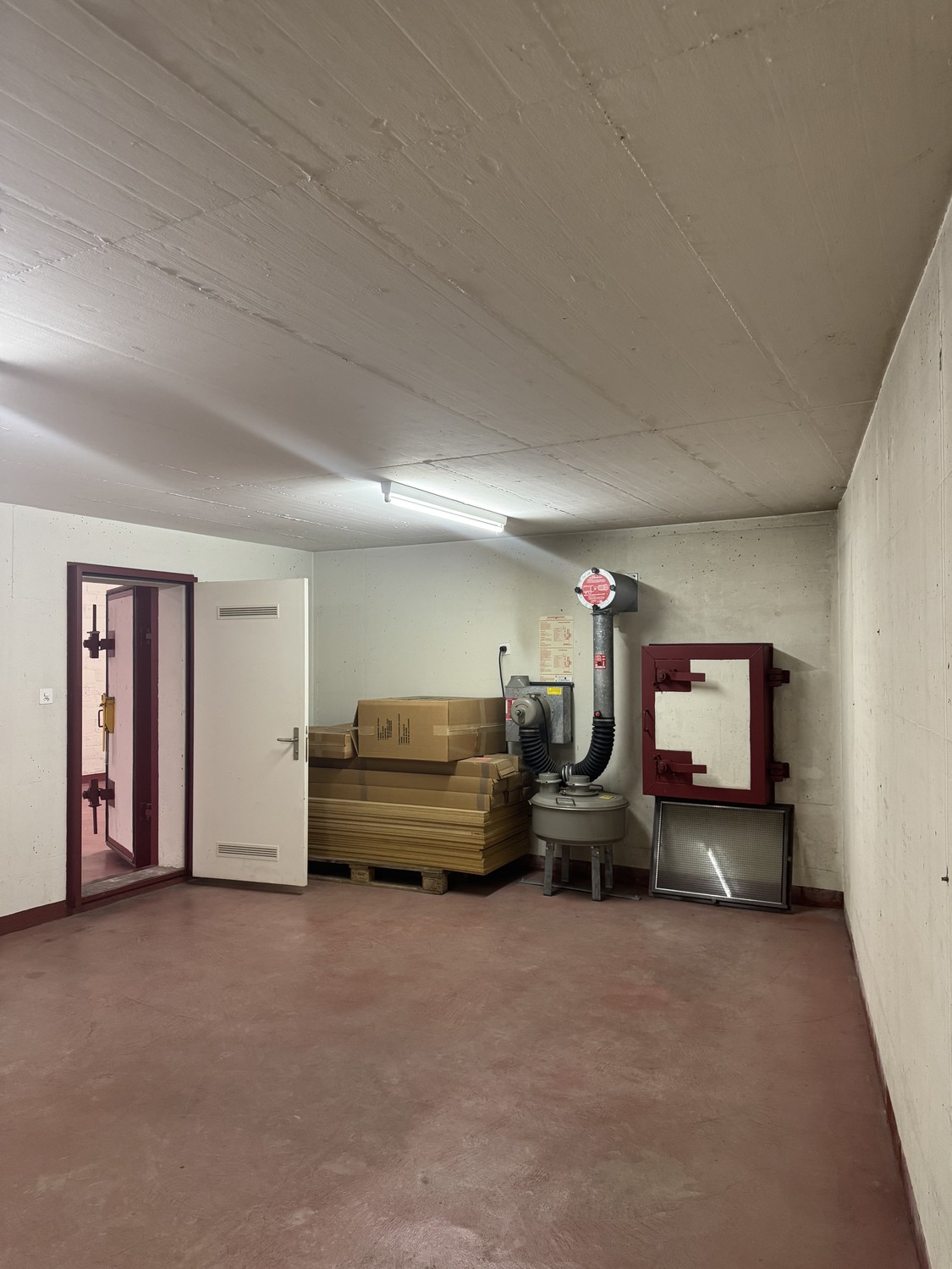 711m² storage room