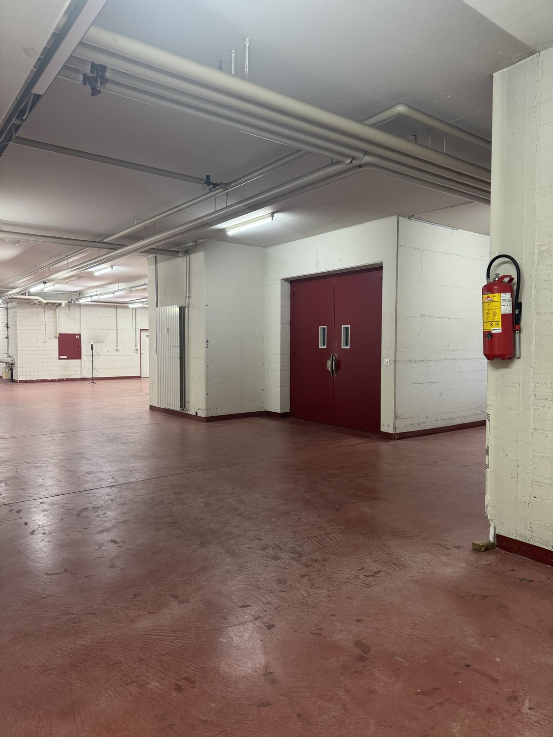 711m² storage room