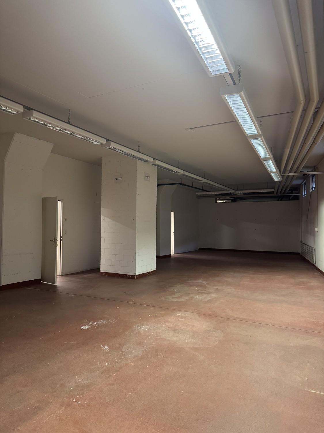 711m² storage room