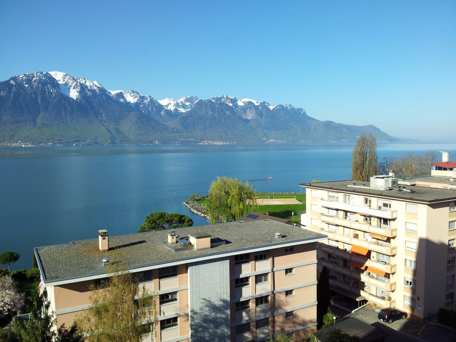 Appartamento di 3 locali a due passi dai moli

Carino appartamento ristrutturato di circa 62 m2 abitabili con due balconi di circa 8 e 4 m2 che godono di una magnifica vista sul lago, sulla città e sulle montagne.

Si trova a due passi dai moli.

La fermata dell'autobus si trova ai piedi dell'edific